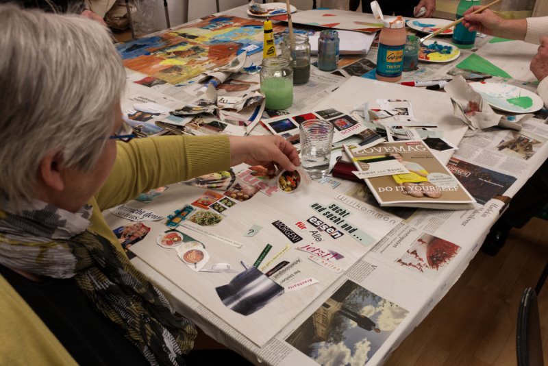 Kreativ-Workshop: Frau bastelt Collage mit Bildern und Zeitungsausschnitten. Malen und DIY-Kunst.