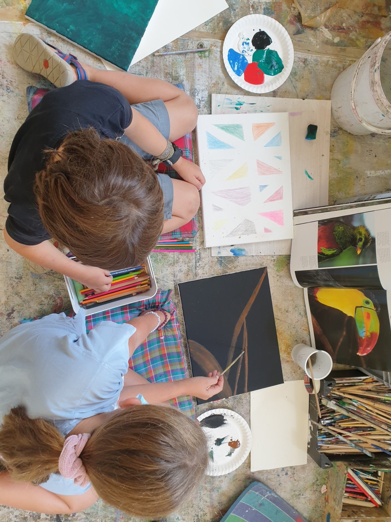 Kinder malen. Mädchen und Junge beim Malen und Zeichnen auf dem Boden. Kunstkurs.