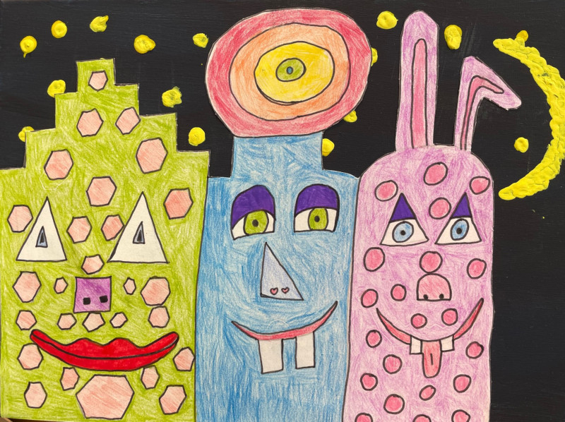 Kinderzeichnung mit bunten Fantasiefiguren und gelben Sternen auf schwarzem Hintergrund.